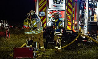 Ein brennender Strohhaufen hat am Mittwochabend rund 60 Einsatzkräfte beschäftigt. - die Blaulichtfotografen Ein brennender Strohhaufen hat am Mittwochabend rund 60 Einsatzkräfte beschäftigt. - die Blaulichtfotografen