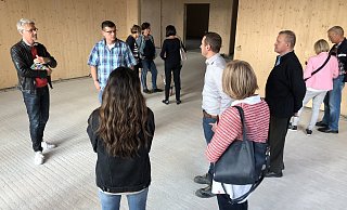 Ortsbegehung: Ronald Achtsnick (links) führt die Mitglieder des Ortsausschusses Werl-Aspe durch den Neubau der Realschule. Wände und Decken der Lernhäuser sind auch innen komplett mit Holz ausgekleidet. Der Fußboden muss noch gemacht werden. - Sven Kienscherf Ortsbegehung: Ronald Achtsnick (links) führt die Mitglieder des Ortsausschusses Werl-Aspe durch den Neubau der Realschule. Wände und Decken der Lernhäuser sind auch innen komplett mit Holz ausgekleidet. Der Fußboden muss noch gemacht werden. - Sven Kienscherf