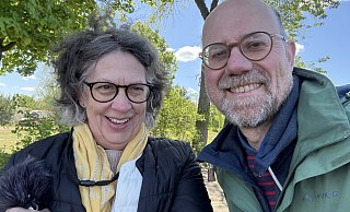 Julie Somers aus den USA (links), Nachfahrin eines Opfers, und Matthias Altevogt, Nachfahre eines Täters: Der Lemgoer Pfarrer besuchte die Gedenkfeiern zum 80. Jahrestag der Befreiung des KZ Sachsenhausen. Sein Großvater leitete als Ingenieur das dortige "Todeslager". - Bildrechte: Matthias Altevogt Julie Somers aus den USA (links), Nachfahrin eines Opfers, und Matthias Altevogt, Nachfahre eines Täters: Der Lemgoer Pfarrer besuchte die Gedenkfeiern zum 80. Jahrestag der Befreiung des KZ Sachsenhausen. Sein Großvater leitete als Ingenieur das dortige "Todeslager". - Bildrechte: Matthias Altevogt
