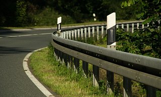 Symbolfoto Unfall - Junge Frau kracht in Leitplanke - Monsterkoi / Pixabay