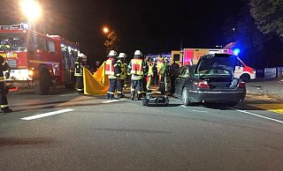 Neben der Polizei waren die Löschgruppe Steinbründorf, der Löschzug Vlotho, die Wehrführung, drei Rettungswagen und zwei Notarzteinsatzfahrzeuge im Einsatz. - Feuerwehr Vlotho