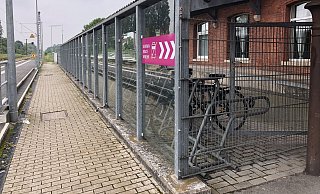 Die junge Union fordert unter anderem eine verschlossene Fahrradstation am Bad Salzufler Bahnhof, der aktuelle sei (siehe Bild) sei zu abgeschieden, außerdem käme es dort verhäuft zu Rad-Diebstählen. - Sven Kienscherf Die junge Union fordert unter anderem eine verschlossene Fahrradstation am Bad Salzufler Bahnhof, der aktuelle sei (siehe Bild) sei zu abgeschieden, außerdem käme es dort verhäuft zu Rad-Diebstählen. - Sven Kienscherf