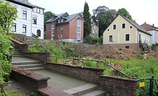 Das Grundstück, das bebaut werden soll, befindet sich zwischen der Detmolder Straße (begrenzt durch die Mauer) und der Freiligrathstraße (begrenzt durch die Treppe). Weil im Hinblick auf den Artenschutz keine Bedenken bestanden, wurde das Gehölz bereits vollständig entfernt. - Knut Dinter Das Grundstück, das bebaut werden soll, befindet sich zwischen der Detmolder Straße (begrenzt durch die Mauer) und der Freiligrathstraße (begrenzt durch die Treppe). Weil im Hinblick auf den Artenschutz keine Bedenken bestanden, wurde das Gehölz bereits vollständig entfernt. - Knut Dinter
