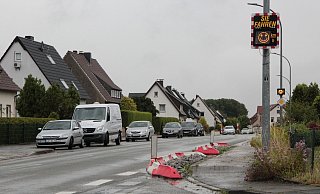 Eine Fahrbahnverengung soll auf der Eckendorfer Straße für eine Tempodrosselung sorgen - und die Einmündungen der Kolmarer Straße und Am Bruche sicherer machen. Zusätzlich gibt es gleich zwei Geschwindigkeitsdisplays. - Carolin Brokmann-Förster