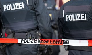 Polizisten stehen hinter einem Polizei-Flatterband. - Hannes P. Albert/dpa Polizisten stehen hinter einem Polizei-Flatterband. - Hannes P. Albert/dpa