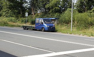 Kaputte Seitenscheiben, keine Kennzeichen: An der B217, kurz hinter Hameln, blockiert ein schrottreifer Transporter eine Bushaltestelle. Das Auto stand vorher monatelang in Blomberg. - Jens Spickermann