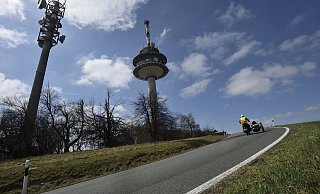 Der Köterberg ist für Motorradfahrer ein beliebtes Ausflugsziel. Der Bundesrat fordert wegen des Lärms jüngst ein Fahrverbot am Sonntag. Für die Gastronomie auf dem Köterberg hätte dies fatale Folgen. 80 Prozent der Gäste sind Biker. - Archivfoto: LZ Der Köterberg ist für Motorradfahrer ein beliebtes Ausflugsziel. Der Bundesrat fordert wegen des Lärms jüngst ein Fahrverbot am Sonntag. Für die Gastronomie auf dem Köterberg hätte dies fatale Folgen. 80 Prozent der Gäste sind Biker. - Archivfoto: LZ