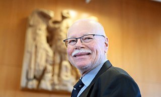Bremens Innensenator Ulrich Mäurer hat sich im Polizeikosten-Streit gegen die DFL durchgesetzt. - Uli Deck/dpa Bremens Innensenator Ulrich Mäurer hat sich im Polizeikosten-Streit gegen die DFL durchgesetzt. - Uli Deck/dpa