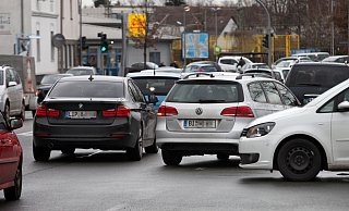Es ist nicht zu fassen, diese Automassen. Kritiker bezweifeln allerdings, dass eine Umgehung in Gestalt der B239n den zähen Verkehr, wie hier in Lage, viel flüssiger machen würde. - Bernhard Preuss