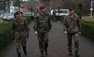 Dienstantrittsbesuch in Augustdorf: Generalleutnant Mais (Bildmitte)wird durch Brigadegeneral Ansgar Meyer (links) und Obers Jochen Geckin Augustdorf begrüßt. Quelle: Bundeswehr / Martin Waltemathe - Cordula Gröne Dienstantrittsbesuch in Augustdorf: Generalleutnant Mais (Bildmitte)wird durch Brigadegeneral Ansgar Meyer (links) und Obers Jochen Geckin Augustdorf begrüßt. Quelle: Bundeswehr / Martin Waltemathe - Cordula Gröne