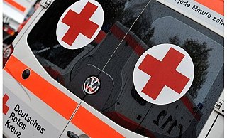 Der Wagen prallte mit der Beifahrerseite gegen einen Baum. - dpa Der Wagen prallte mit der Beifahrerseite gegen einen Baum. - dpa