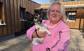 Hund ohne Herrchen: Melanie Vogt hält „John" auf dem Gelände des Tierheims auf dem Arm. Der Jack-Russell-Terrier wurde am 13. Oktober in die Einrichtung an der Ziegeleistraße gebracht. Bisher hat sich kein Besitzer gemeldet. Foto: Sven Kienscherf - Sven Kienscherf Hund ohne Herrchen: Melanie Vogt hält „John" auf dem Gelände des Tierheims auf dem Arm. Der Jack-Russell-Terrier wurde am 13. Oktober in die Einrichtung an der Ziegeleistraße gebracht. Bisher hat sich kein Besitzer gemeldet. Foto: Sven Kienscherf - Sven Kienscherf