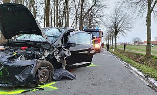 Der Ford Fiesta ist nach dem Zusammenprall mit einem Baum ein Wrack, sein 22-jähriger Fahrer erlitt nach Angaben der Polizei leichte Verletzungen. - Feuerwehr Bad Salzuflen/Jörg Wächter