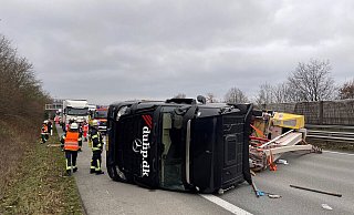 Nach einem Lastwagenunfall sichern Feuerwehrleute die Einsatzstelle. - Christian M&uuml;ller/dpa