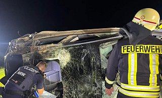 Das Auto blieb auf dem Feld liegen. Die Feuerwehr musste eine eingeklemmte Person befreien. - Löschzug Bösingfeld