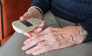 Die professionellen betrüger überrumpelten die ältere Frau und stahlen ihre Ersparnisse. - Symbolbild: Pixabay