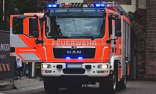 Die Polizei sucht Zeugen für eine Brandstiftung - Symbolbild: Pixabay