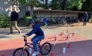 Immer schön vorsichtig: Die Schüler müssen den mit Stäben markierten Weg durchfahren, ohne dabei einen Begrenzungsstein umzustoßen. - Grundschule Asemissen Immer schön vorsichtig: Die Schüler müssen den mit Stäben markierten Weg durchfahren, ohne dabei einen Begrenzungsstein umzustoßen. - Grundschule Asemissen
