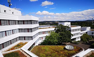 Teilweise gibt es am Kreishaus in Detmold schon Gründächer. Künftig sollen es noch mehr werden. - Kreis Lippe