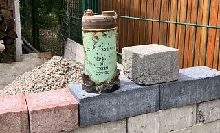 Sie sieht unspektakulär aus, ist aber nicht ungefährlich. Diese alte Rauchgranate hat ein Pottenhauser im Garten gefunden. - Stadt Lage Sie sieht unspektakulär aus, ist aber nicht ungefährlich. Diese alte Rauchgranate hat ein Pottenhauser im Garten gefunden. - Stadt Lage
