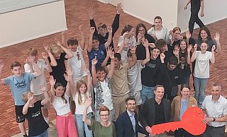 Schüler der Klasse 7c, Lehrkräfte und Schulleitung der Gesamtschule Aspe übernahmen von Bürgermeister Dirk Tolkemitt (vorne rechts) und Katja Mönnigmann-Steinbeck (zweite von rechts, vorne) symbolisch den Schlüssel für den sanierten Gebäudeteil. - Stadt Bad Salzuflen