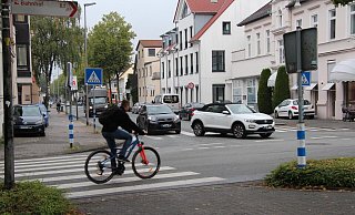 Die Querung per Zebrastreifen von der Elisabethstraße auf den Kaiser-Wilhelm-Platz wird von einigen Radfahrern als Hemmnis angesehen. Das Anhalten koste Zeit. - Jana Beckmann