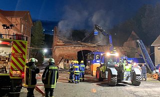 Der Dachstuhl der Scheune an der Steinheimer Straße ist fast komplett eingestürzt. - Feuerwehr Horn-Bad Meinberg