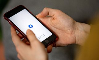 Auf Facebook versuchen derzeit Betrüger mit Suchanzeigen vermeintlich vermisster Kinder an persönliche Nutzerdaten zu kommen. - Fabian Sommer/dpa/dpa-tmn Auf Facebook versuchen derzeit Betrüger mit Suchanzeigen vermeintlich vermisster Kinder an persönliche Nutzerdaten zu kommen. - Fabian Sommer/dpa/dpa-tmn