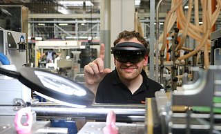 Daniel Behnke sieht auf diesem Bild mehr als es dem Betrachter vergönnt ist. Der Head of Corporate Factory IT & Technologies von Weidmüller kann über seine "Augmented Reality"-Brille virtuell an der Maschine arbeiten. - Till Sadlowski