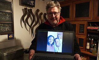 Andreas Wellmann, Vorstandsmitglied des Kelter- und Kulturvereins, zeigt ein Foto der Familie aus Südafrika. - Michaela Weiße