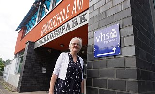Einmal um die Grundschule herum – dann finden Interessierte den Eingang zur VHS Lippe-Ost. Andrea Lemm ist gemeinsam mit acht Mitarbeitern umgezogen. - Michaela Weiße(LZ) Einmal um die Grundschule herum – dann finden Interessierte den Eingang zur VHS Lippe-Ost. Andrea Lemm ist gemeinsam mit acht Mitarbeitern umgezogen. - Michaela Weiße(LZ)