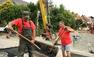 Die Straßen- und Kanalsanierung an der Bergstraße hat begonnen. Das Foto zeigt die Mitarbeiter der Extertaler Firma Pockrandt Erdbau, Helmut Luthe (links) und Werner Schlenkrich (rechts). - Sylvia Frevert Die Straßen- und Kanalsanierung an der Bergstraße hat begonnen. Das Foto zeigt die Mitarbeiter der Extertaler Firma Pockrandt Erdbau, Helmut Luthe (links) und Werner Schlenkrich (rechts). - Sylvia Frevert