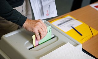 Ein Wähler wirft seine Stimmzettel in eine Wahlurne in einem Wahlraum in der Realschule Brackwede. - Friso Gentsch/dpa Ein Wähler wirft seine Stimmzettel in eine Wahlurne in einem Wahlraum in der Realschule Brackwede. - Friso Gentsch/dpa