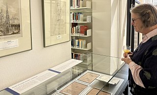 Besucherin Marie-Luise Grute betrachtet die Kunstwerke Ernst von Bandels. - Jan Schillmann Besucherin Marie-Luise Grute betrachtet die Kunstwerke Ernst von Bandels. - Jan Schillmann