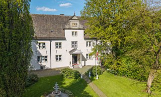 Das Schloss Alverdissen liegt mitten im Ortskern und ist ein wahrer Hingucker. Besitzer Rainer Terschluesen sucht schon lange nach einem Käufer. - Fotorechte: Sotheby's International Realty