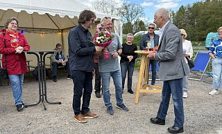 Bürgermeister Heinz-Dieter Krüger (rechts) beschenkt die Betreiber des Wohnmobilhafens, Nikolaus Ehspaner und Heinz Ridder, mit einem Blumenstrauß. - Jan Schillmann Bürgermeister Heinz-Dieter Krüger (rechts) beschenkt die Betreiber des Wohnmobilhafens, Nikolaus Ehspaner und Heinz Ridder, mit einem Blumenstrauß. - Jan Schillmann