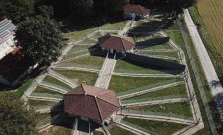 Der Verein "Tierschutz der Tat" plant den Bau eines neuen Hundehauses für das Tierheim Detmold. Es soll die in die Jahre gekommenen Unterbringungen ersetzen und den Vierbeinern ein modernes Zuhause bieten. - Tierschutz der Tat e.V.