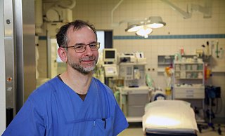 Ein entspannter Moment nach viele Aufregung an Silvester. Daniel Fischer, neuer Chefarzt der Notaufnahmen in Detmold und Lemgo, steht in der T&uuml;r des gerade unbesetzten Schockraums am Standort Detmold. - Bernhard Preuss