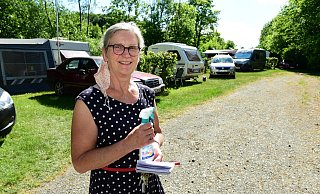 Ulrike Nölting mit Desinfektionsmittel und Mundschutz. Beim Benutzen der sanitären Anlagen ist die Maske auf dem Campingplatz in Extertal Pflicht. - Nicole Ellerbrake Ulrike Nölting mit Desinfektionsmittel und Mundschutz. Beim Benutzen der sanitären Anlagen ist die Maske auf dem Campingplatz in Extertal Pflicht. - Nicole Ellerbrake