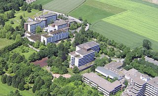 Diese drei ehemaligen Klinikgebäude gehören dem Verein Yoga Vidya. Links das "Haus Shanti" (Erwerb 2009, vormals "Klinik am Park"), in der Mitte das "Mahameru" (2007, "Lippeklinik") und rechts die "Chakra Pyramide" (2007, Eröffnung 2019, "Silvaticum"). - www.yoga-vidya.de Diese drei ehemaligen Klinikgebäude gehören dem Verein Yoga Vidya. Links das "Haus Shanti" (Erwerb 2009, vormals "Klinik am Park"), in der Mitte das "Mahameru" (2007, "Lippeklinik") und rechts die "Chakra Pyramide" (2007, Eröffnung 2019, "Silvaticum"). - www.yoga-vidya.de