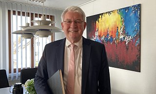 Da war er noch im Amt: Bürgermeister Thomas Katzer freut sich auf seinen Ruhestand. Das Bild im Hintergrund hat seine Frau für ihn gemalt. - Cordula Gröne