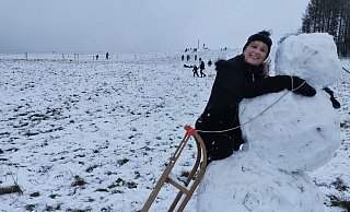 Kim Highfield genießt den Schnee. In Kapstadt geboren, sah sie in Extertal die ersten weißen Flocken ihres Lebens. Von Familienausflügen raten die Ordnungsämter dringend ab. - Sylvia Frevert