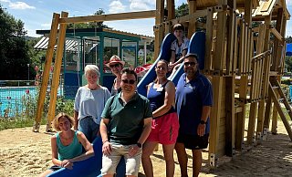 Der neue Spielturm samt Rutsche kommt beim Fest im Freibad Hohenhausen bestens an. - Freibadverein Kalletal