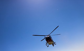 Ein Rettungshubschrauber setzt zur Landung an. - Philipp von Ditfurth/dpa/Archivbild