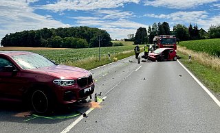 Auf der Braker Straße sind zwei Pkw frontal zusammengestoßen. - Feuerwehr Detmold Auf der Braker Straße sind zwei Pkw frontal zusammengestoßen. - Feuerwehr Detmold