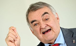 Herbert Reul, nordrhein-westfälischer Innenminister, gestikuliert. - Federico Gambarini/dpa Herbert Reul, nordrhein-westfälischer Innenminister, gestikuliert. - Federico Gambarini/dpa