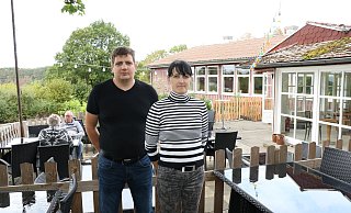Neue Betreiber: (von links) Valdis Grube und Liga Kalnozola-Grube haben das „Gasthaus zum Grundberg" in Rott gepachtet. Zu dem Restaurant nahe dem Ferienpark gehören auch ein Biergarten und ein Minigolfplatz. - Till Sadlowski