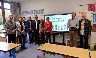 Dirk Winkler, Jasmin Knopke (beide Gemeinde Dörentrup), Oleg Hagel (Kreis Lippe), Fabian Halt (Bezirksregierung), Bürgermeister Friso Veldink, Britta Schrick (Sewikom), Bettina Rethmeier (Leiterin Grundschulverbund Dörentrup), Kai-Timo Wilke (Geschäftsführer Sewikom) und André Gronemeier (Stadt Detmold) informieren in der Grundschule West über den aktuellen Stand des Glasfaserausbaus in Dörentrup. - Lorraine Brinkmann Dirk Winkler, Jasmin Knopke (beide Gemeinde Dörentrup), Oleg Hagel (Kreis Lippe), Fabian Halt (Bezirksregierung), Bürgermeister Friso Veldink, Britta Schrick (Sewikom), Bettina Rethmeier (Leiterin Grundschulverbund Dörentrup), Kai-Timo Wilke (Geschäftsführer Sewikom) und André Gronemeier (Stadt Detmold) informieren in der Grundschule West über den aktuellen Stand des Glasfaserausbaus in Dörentrup. - Lorraine Brinkmann