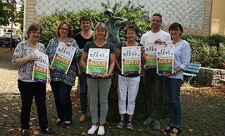 Freuen sich auf den Extertaler Familientag: (von links) Bürgermeisterin Monika Rehmert, Tanja Johannsmeier (Kita Almena), Corinna Gröne (DRK-Kita), Sylvia Bastian (CJD-Kita), Birgit Dohmann (Kita Silixen), Sven Wohlmann (Kita Friedrich Linnemann-Stiftung) und Renate Köster (Gemeinde Extertal). Foto: Sylvia Frevert - Sylvia Frevert Freuen sich auf den Extertaler Familientag: (von links) Bürgermeisterin Monika Rehmert, Tanja Johannsmeier (Kita Almena), Corinna Gröne (DRK-Kita), Sylvia Bastian (CJD-Kita), Birgit Dohmann (Kita Silixen), Sven Wohlmann (Kita Friedrich Linnemann-Stiftung) und Renate Köster (Gemeinde Extertal). Foto: Sylvia Frevert - Sylvia Frevert