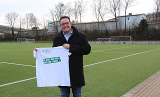 Sportverbandschef Carsten Lemm zeigt eines der T-Shirts, mit denen demnächst für den Sport in Detmold geworben werden soll. - Jana Beckmann Sportverbandschef Carsten Lemm zeigt eines der T-Shirts, mit denen demnächst für den Sport in Detmold geworben werden soll. - Jana Beckmann